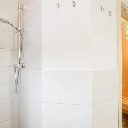 Stunning Home In Krems Iiwarderbrueck With Sauna * Gols